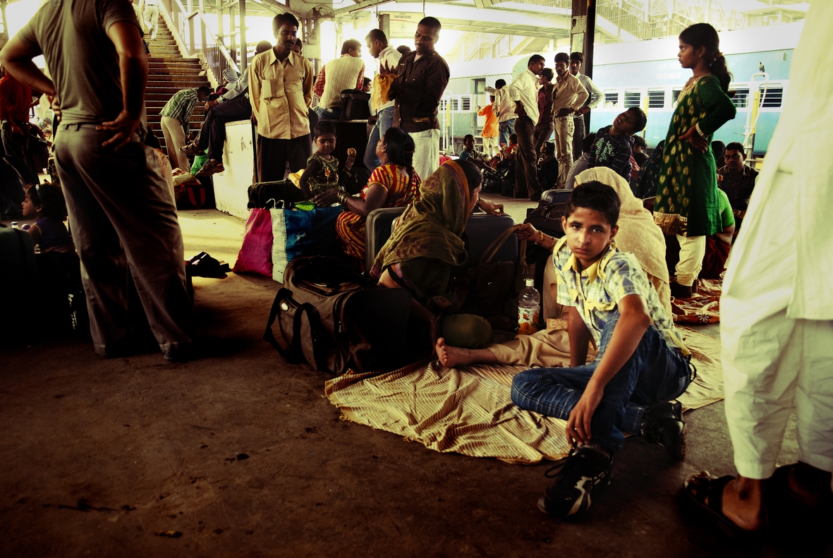People, luggage and a gaze in the foreground